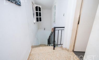 Casa de 2 dormitorios, patio y cochera en Sargento Cabral