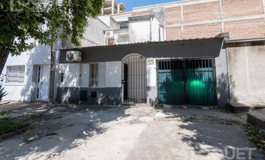 Casa de 2 dormitorios, patio y cochera en Sargento Cabral