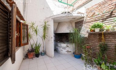 Casa de 2 dormitorios, patio y cochera en Sargento Cabral