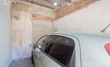 Casa de 2 dormitorios, patio y cochera en Sargento Cabral