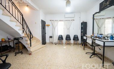 Casa de 2 dormitorios, patio y cochera en Sargento Cabral