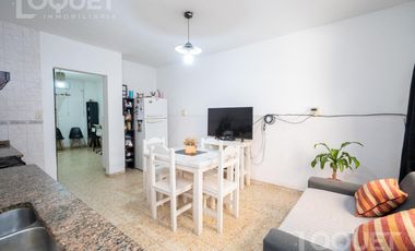 Casa de 2 dormitorios, patio y cochera en Sargento Cabral