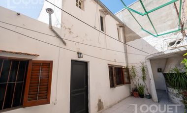 Casa de 2 dormitorios, patio y cochera en Sargento Cabral