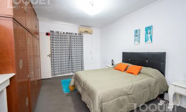 Casa de 2 dormitorios, patio y cochera en Sargento Cabral