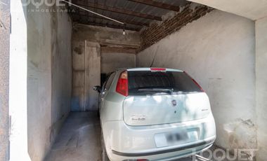 Casa de 2 dormitorios, patio y cochera en Sargento Cabral
