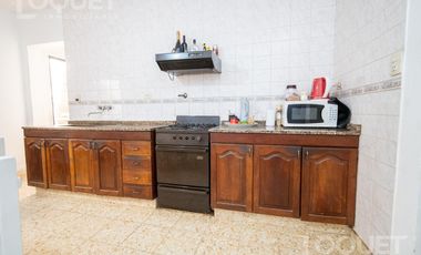 Casa de 2 dormitorios, patio y cochera en Sargento Cabral