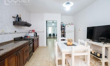 Casa de 2 dormitorios, patio y cochera en Sargento Cabral