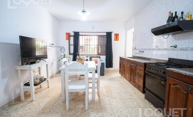 Casa de 2 dormitorios, patio y cochera en Sargento Cabral