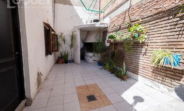 Casa de 2 dormitorios, patio y cochera en Sargento Cabral