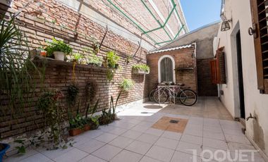 Casa de 2 dormitorios, patio y cochera en Sargento Cabral