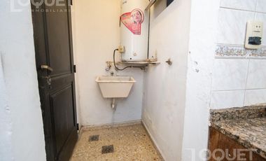 Casa de 2 dormitorios, patio y cochera en Sargento Cabral