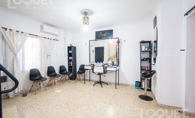 Casa de 2 dormitorios, patio y cochera en Sargento Cabral