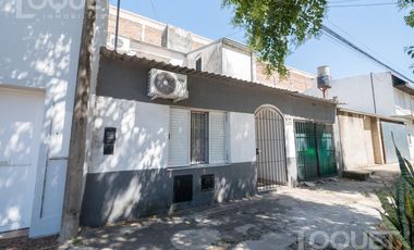 Casa de 2 dormitorios, patio y cochera en Sargento Cabral