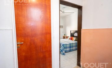 Casa de 2 dormitorios, patio y cochera en Sargento Cabral
