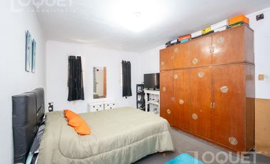 Casa de 2 dormitorios, patio y cochera en Sargento Cabral