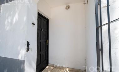 Casa de 2 dormitorios, patio y cochera en Sargento Cabral