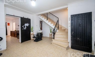 Casa de 2 dormitorios, patio y cochera en Sargento Cabral
