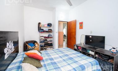 Casa de 2 dormitorios, patio y cochera en Sargento Cabral