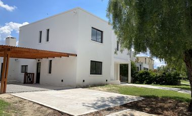 Casa en venta en El Canton Norte-Laguna-5 Ambientes-Pileta.