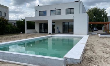 Casa en venta en El Canton Norte-Laguna-5 Ambientes-Pileta.
