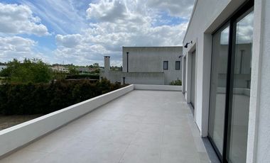 Casa en venta en El Canton Norte-Laguna-5 Ambientes-Pileta.