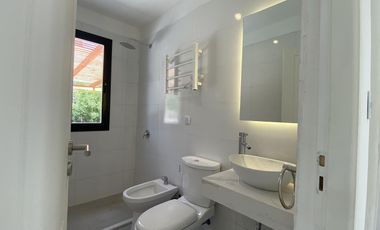 Casa en venta en El Canton Norte-Laguna-5 Ambientes-Pileta.
