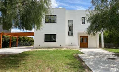 Casa en venta en El Canton Norte-Laguna-5 Ambientes-Pileta.