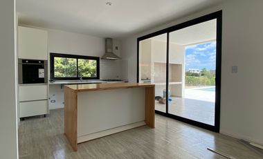 Casa en venta en El Canton Norte-Laguna-5 Ambientes-Pileta.