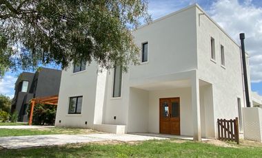 Casa en venta en El Canton Norte-Laguna-5 Ambientes-Pileta.