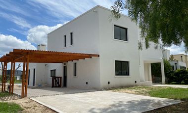 Casa en venta en El Canton Norte-Laguna-5 Ambientes-Pileta.