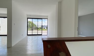 Casa en venta en El Canton Norte-Laguna-5 Ambientes-Pileta.