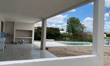 Casa en venta en El Canton Norte-Laguna-5 Ambientes-Pileta.