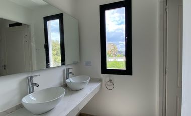 Casa en venta en El Canton Norte-Laguna-5 Ambientes-Pileta.