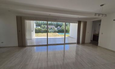 Alquiler Casa 3 dorm y pileta, Barrio Cerrado La Castellana, Neuquen