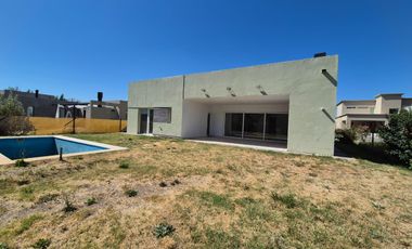 Alquiler Casa 3 dorm y pileta, Barrio Cerrado La Castellana, Neuquen