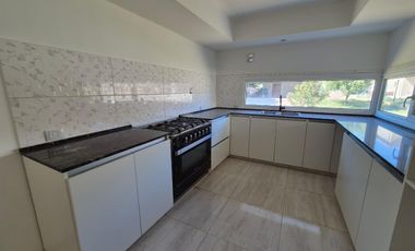 Alquiler Casa 3 dorm y pileta, Barrio Cerrado La Castellana, Neuquen