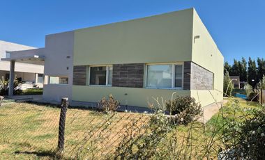 Alquiler Casa 3 dorm y pileta, Barrio Cerrado La Castellana, Neuquen
