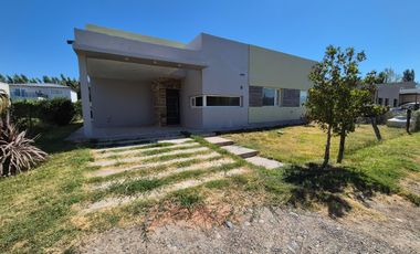 Alquiler Casa 3 dorm y pileta, Barrio Cerrado La Castellana, Neuquen