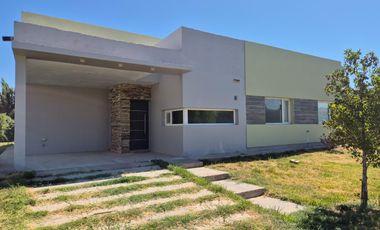 Alquiler Casa 3 dorm y pileta, Barrio Cerrado La Castellana, Neuquen