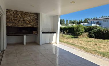 Alquiler Casa 3 dorm y pileta, Barrio Cerrado La Castellana, Neuquen