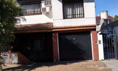 DUPLEX 5 AMB. AMPLIOS CON GARAGE Y PATIO