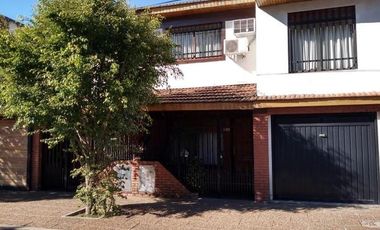 DUPLEX 5 AMB. AMPLIOS CON GARAGE Y PATIO