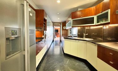 Piso alto en Recoleta con balcón corrido, cochera y seguridad 24 hs
