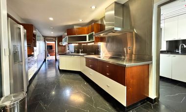 Piso alto en Recoleta con balcón corrido, cochera y seguridad 24 hs