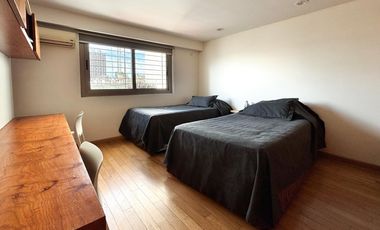 Piso alto en Recoleta con balcón corrido, cochera y seguridad 24 hs