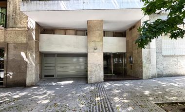 Piso alto en Recoleta con balcón corrido, cochera y seguridad 24 hs