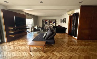Piso alto en Recoleta con balcón corrido, cochera y seguridad 24 hs