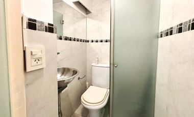 Piso alto en Recoleta con balcón corrido, cochera y seguridad 24 hs