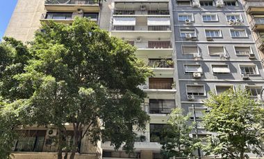Piso alto en Recoleta con balcón corrido, cochera y seguridad 24 hs