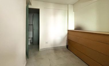 Piso alto en Recoleta con balcón corrido, cochera y seguridad 24 hs